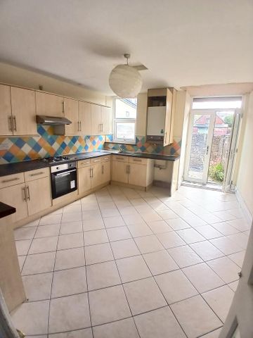 3 bedroom end of terrace house to rent - Photo 3