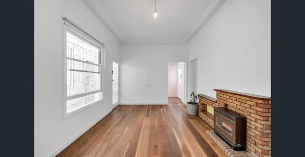 Charming three bedroom cottage in quiet laneway setting - Photo 1