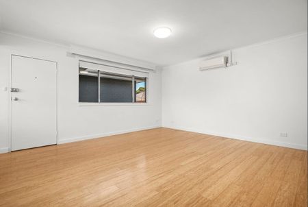 A STYLISH ABODE IN A DREAM LOCATION-6 MONTH LEASE ONLY - Photo 5