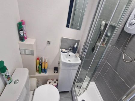 1 bedroom in a house share to rent - Photo 5