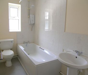 2 bedroom end of terrace house to rent - Photo 3