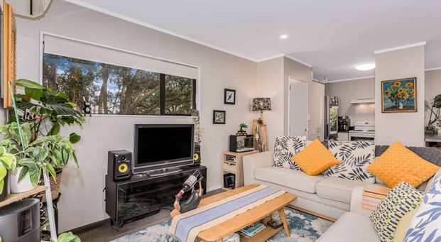 2-Bedroom Townhouse in Prime Lower Hutt Location - Photo 1