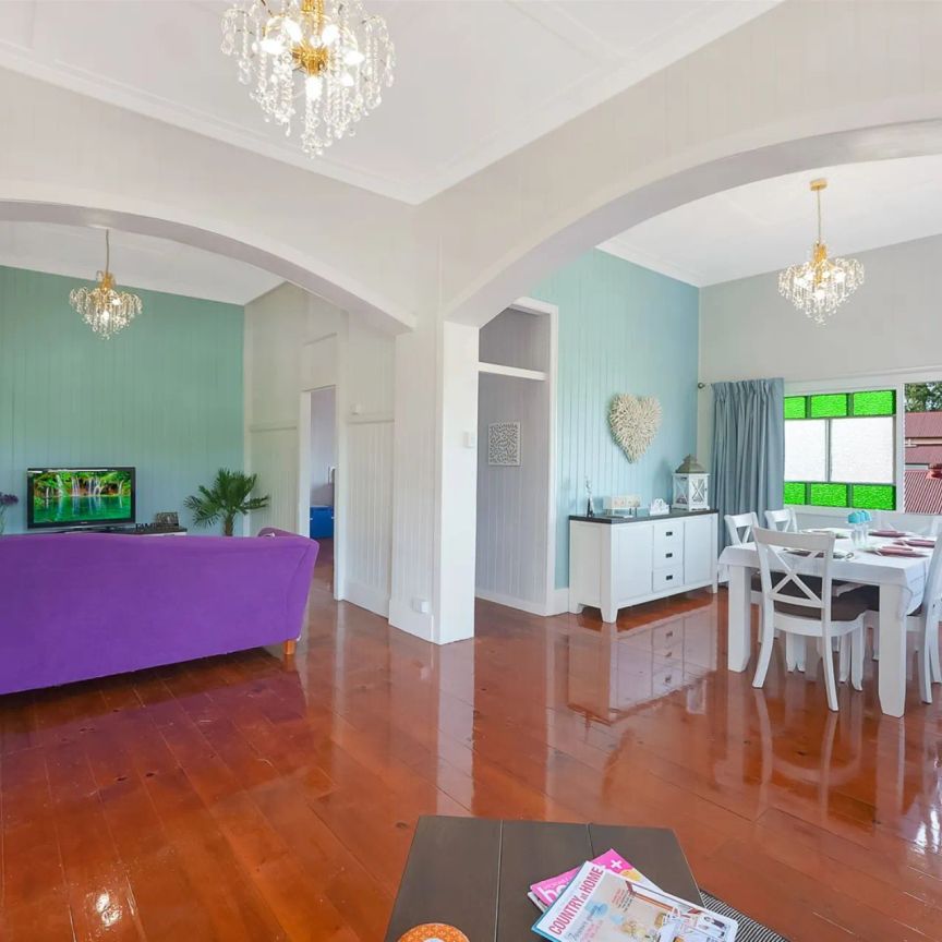 Stunning traditional Queenslander, walk to beach - Photo 1