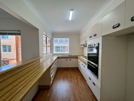 Sunlit Two Bedroom Apartment - Photo 2