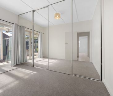 Beautifully renovated House with a renovated rear studio with Bathr... - Photo 5