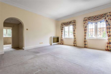 A spacious gated detached house in walking distance of Sunningdale Golf Course. - Photo 2