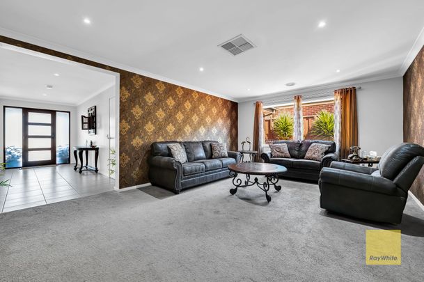 Stunning 4-Bedroom Property with Open-Plan Living and 2 Garages - Photo 1