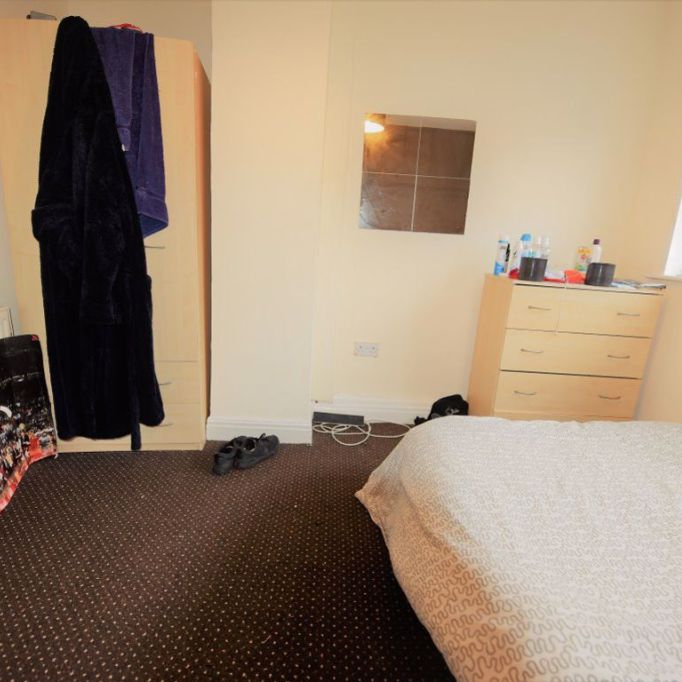 2 bedroom House in Park View Avenue Bed), Leeds - Photo 1