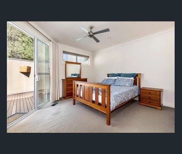 Prime location with Harbour views. - Photo 2