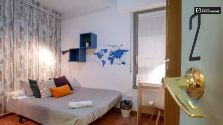 Great room with chest of drawers in shared apartment, Eixample - Foto 5