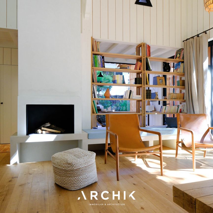 Architecture traditionnelle inspirée par des archétypes régionaux, cette maison de 125 m2 signée BLANC ROUGE ARCHITECTURE entièrement réalisée en bois s'inscrit sur un terrain arboré de 727 m2 avec piscine, dans une rue calme du Pyla et à proximité de la plage. - Photo 1