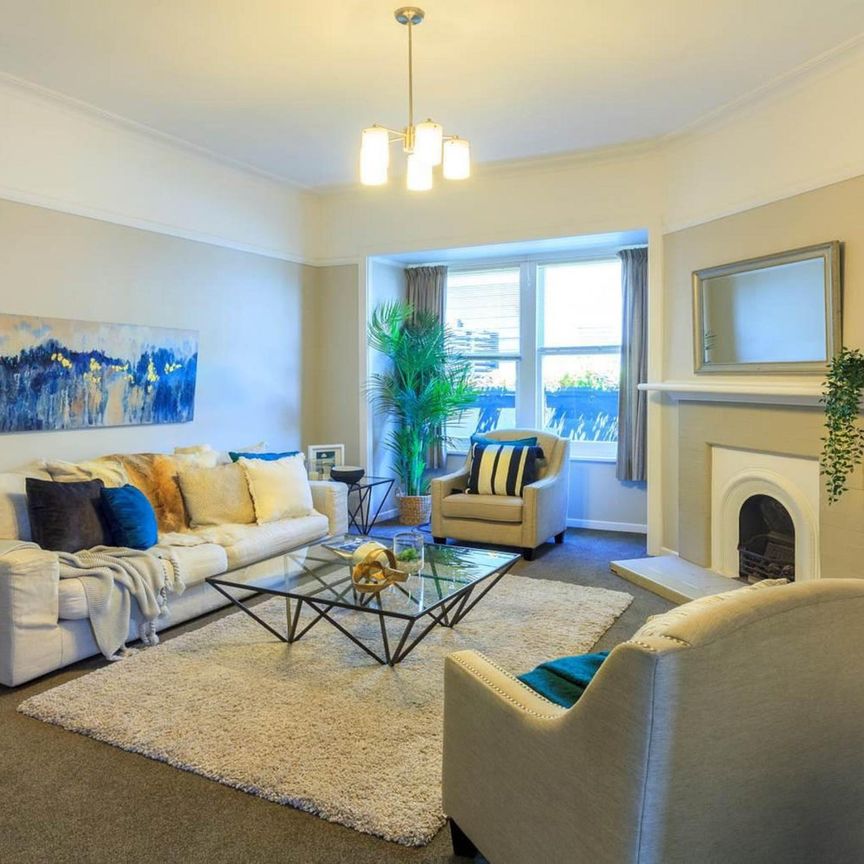 This sunny inviting family home - Photo 1