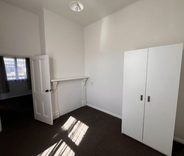 Tidy central three-bedroom Newtown flat for rent. - Photo 4