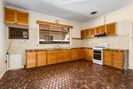 Charming & Convenient: Spacious 2-Bedroom Property with Secured Parking in Yarraville - Photo 3