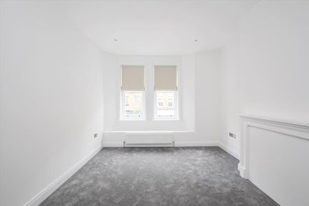 A two bedroom apartment is available to rent through Knight Frank, St John's Wood NW8. - Photo 4