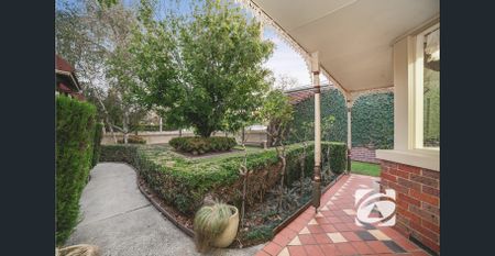 TIMELESS CHARM - Photo 2