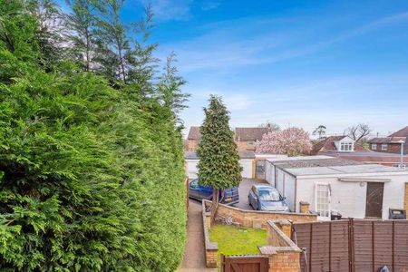 St Davids Close, Iver, SL0 - Photo 2