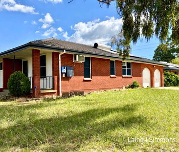 Spacious three-bedroom family home near amenities - Photo 4