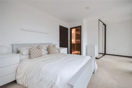 Well presented 2 bedroom 5th floor apartment situated within this prestigious development offering immediate access to the railway station and close proximity to the City centre. Video phone entry system. Furnished. - Photo 4