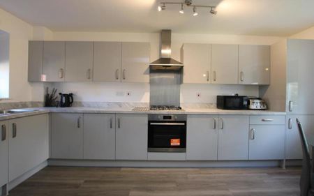 A four bed student house offered to the market fully furnished and available August 2026. Bills not included. - Photo 5