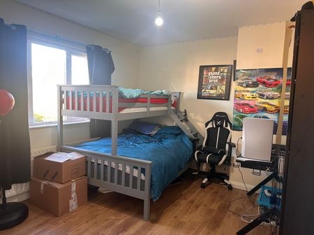 3 Bed Semi-detached House - Photo 2