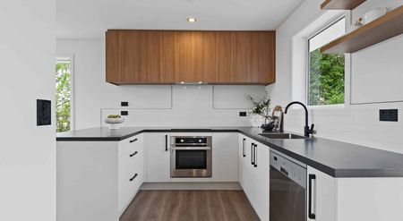 Renovated 3 Bedroom Gem on Spacious Grounds! Available for a 6 month tenancy. - Photo 3