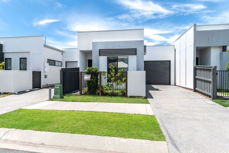 Low Maintenance Living in Award Winning Family Friendly Estate! - Photo 2