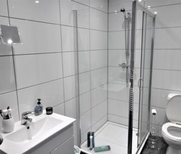 4 bedroom private hall to rent - Photo 1