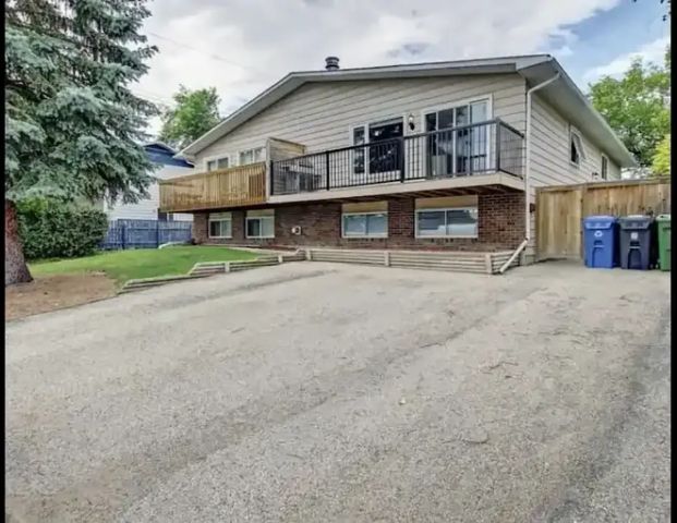 Mount Pleasant NW Beautifully renovated 3 Bedrooms with 2 Bathrooms (Main Floor) | 2413 6 Street Northwest, Calgary - Photo 1