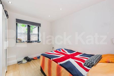 1 week rent free 4 bedroom town house located on a private gated mews - Photo 3