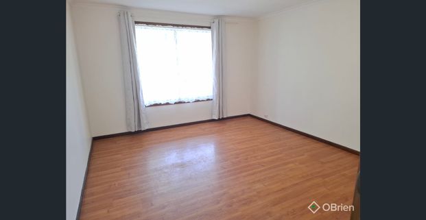 EASY WALK TO TRAIN STATION AND TOWN CENTRE. - Photo 1