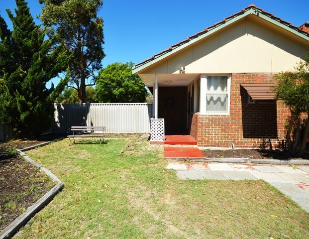 Spacious 3 Bedroom Home with Swimming Pool! - Photo 1