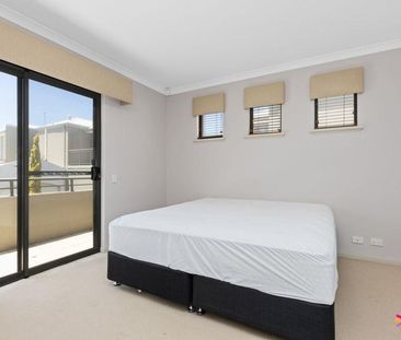 FANTASTIC 3 BEDROOM AND 2 BATHROOM TOWNHOUSE IN COMO! - Photo 6