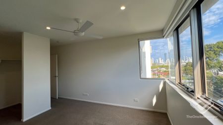 Modern 2 Bedroom Apartment with Skyline Views - Photo 3