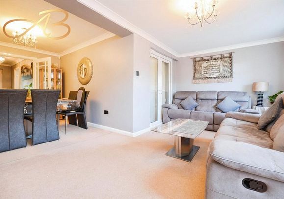 4 bedroom semi-detached house - Photo 1