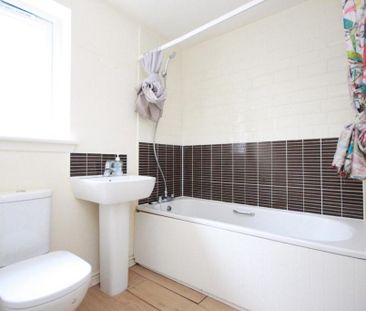 3 bedroom detached house to rent - Photo 5