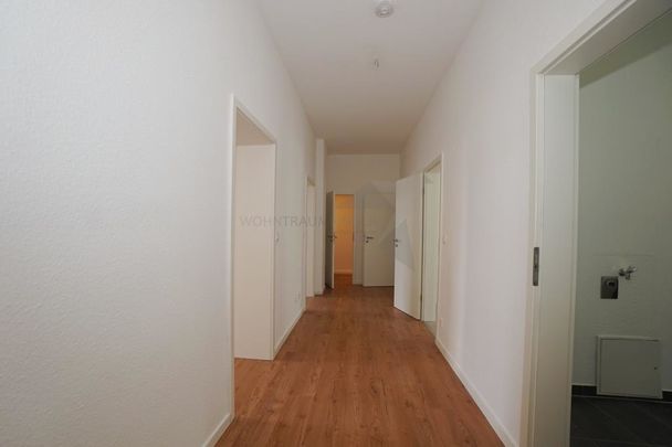 Geräumige Erdgeschoss-Wohnung mit saniertem Bad und Balkon - Photo 1