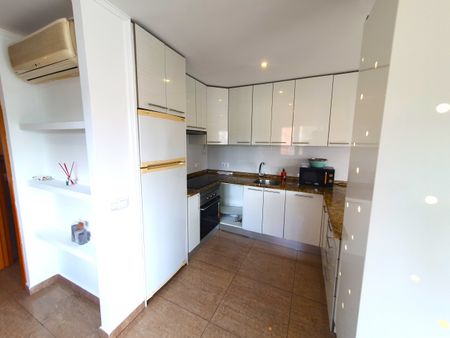 Fully refurbished top floor apartment located in Palma Nova close to the beach. - Photo 2