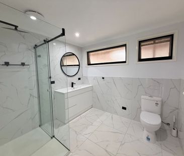 Updated 3 bedroom home with endless car space! - Photo 4