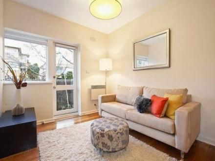 Large One Bedroom With Private Courtyard - Photo 3