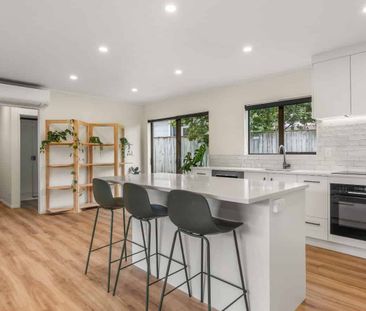 Renovated family home with spacious backyard - Photo 3