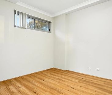 Modern, Bright & Ultra Convenient - Walk to Everything! - Photo 2