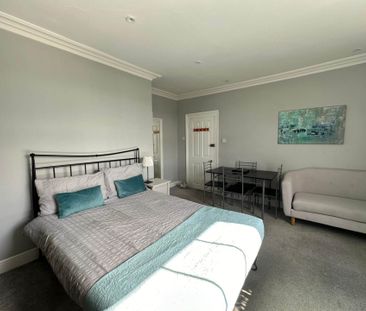 Room 1: Flat 4, 30 Stoke Road, Guildford, GU1 4HR - Photo 4