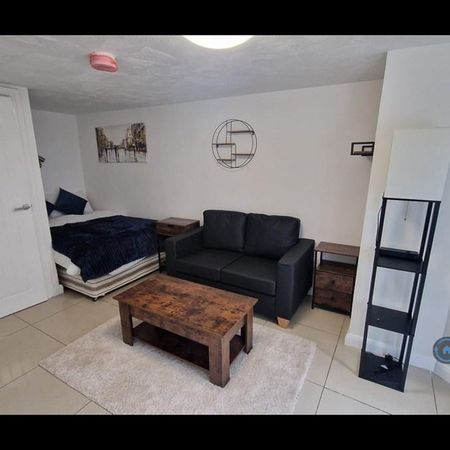 Studio to rent - Photo 3