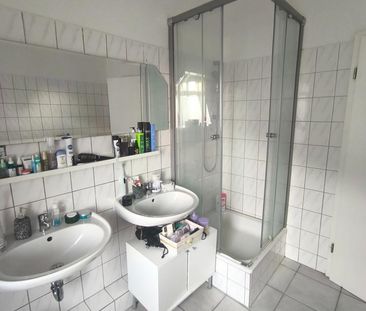 Bunt,hell & mit Charakter! 53m² 2 Raum DG Wohnung mit EBK - Photo 1