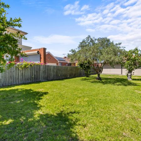 Spacious Family Home in Fawkner - Photo 2