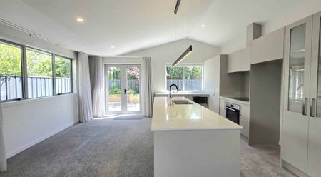 Beautiful Three-Bed, Two-Bath Home in Otumoetai - Photo 4