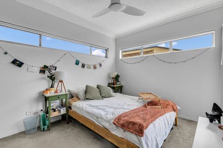 Spacious 2-Bedroom, 2-Bathroom Unit in Prime Toowong Location - Photo 3