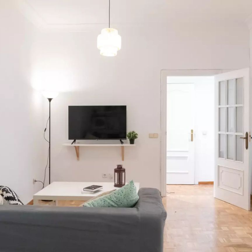 Rooms for rent in 6-bedroom apartment in Madrid - Foto 1