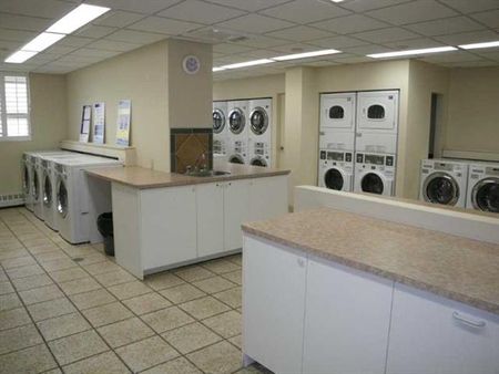 **ALL INCLUSIVE** Beautiful 2 Bedroom Condo in Hamilton!! - Photo 5